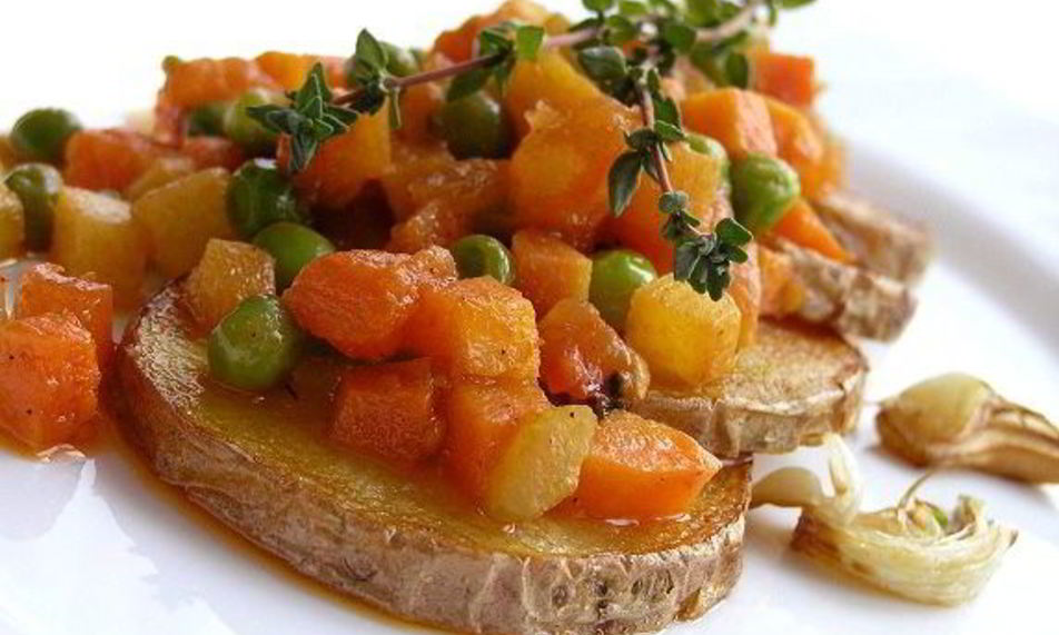 Рецепт жареный картофель с овощным рагу и чесноком