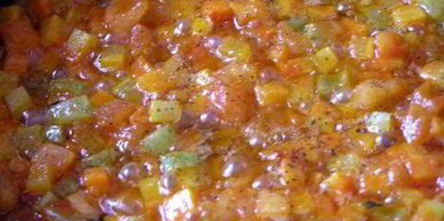 жареный картофель с овощным рагу и чесноком