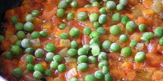 жареный картофель с овощным рагу и чесноком