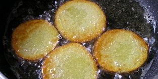 жареный картофель с овощным рагу и чесноком