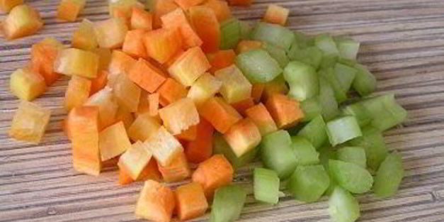 жареный картофель с овощным рагу и чесноком