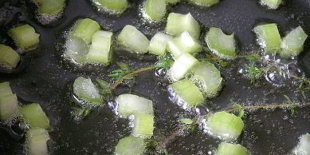 жареный картофель с овощным рагу и чесноком