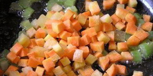 жареный картофель с овощным рагу и чесноком