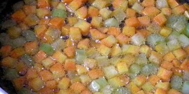 жареный картофель с овощным рагу и чесноком