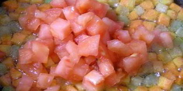 жареный картофель с овощным рагу и чесноком