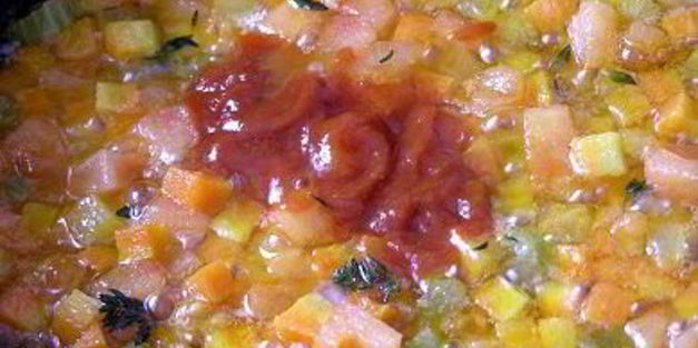 жареный картофель с овощным рагу и чесноком