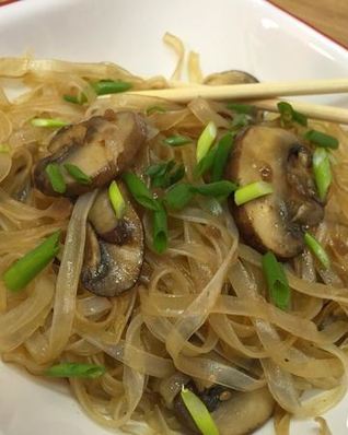 Рисовая лапша с грибами по-тайски