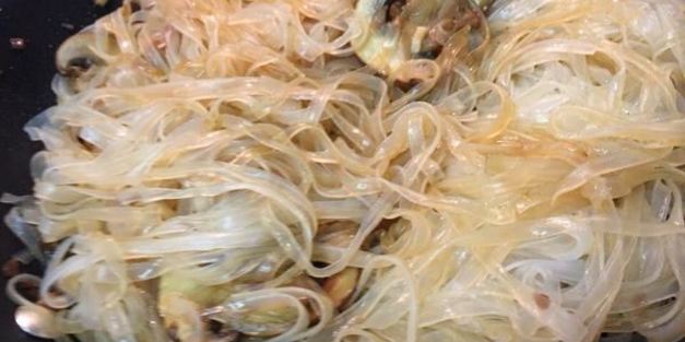 рисовая лапша с грибами по-тайски