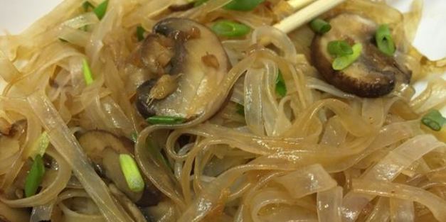 рисовая лапша с грибами по-тайски