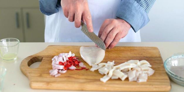 рисовая лапша с кальмарами и кокосовым соусом