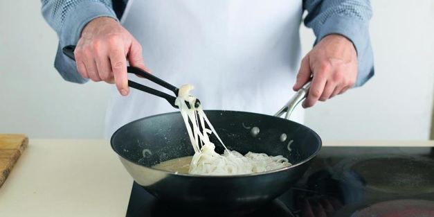 рисовая лапша с кальмарами и кокосовым соусом