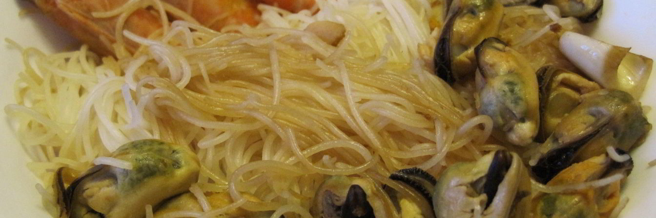 Рисовая лапша с креветками и мидиями