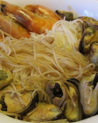 Рисовая лапша с креветками и мидиями