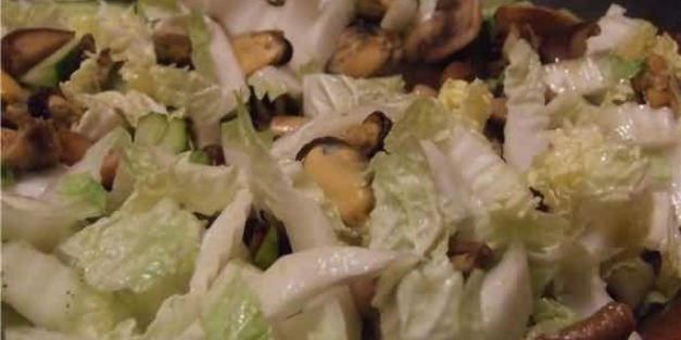 рисовая лапша с креветками, мидиями и овощами