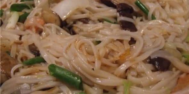 рисовая лапша с креветками, мидиями и овощами