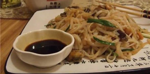 рисовая лапша с креветками, мидиями и овощами