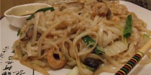 рисовая лапша с креветками, мидиями и овощами