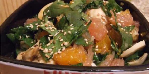 рисовая лапша с креветками, мидиями и овощами