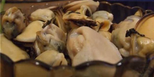 рисовая лапша с креветками, мидиями и овощами