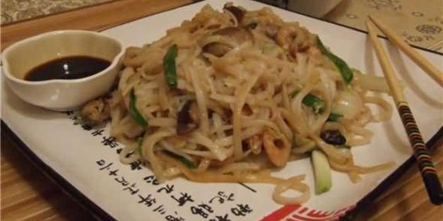 рисовая лапша с креветками, мидиями и овощами