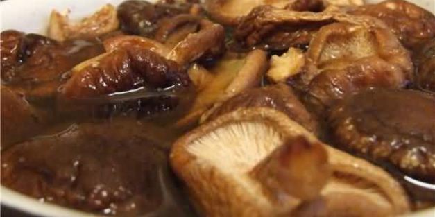 рисовая лапша с креветками, мидиями и овощами