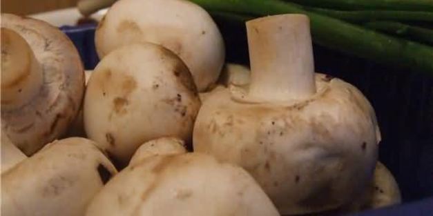 рисовая лапша с креветками, мидиями и овощами