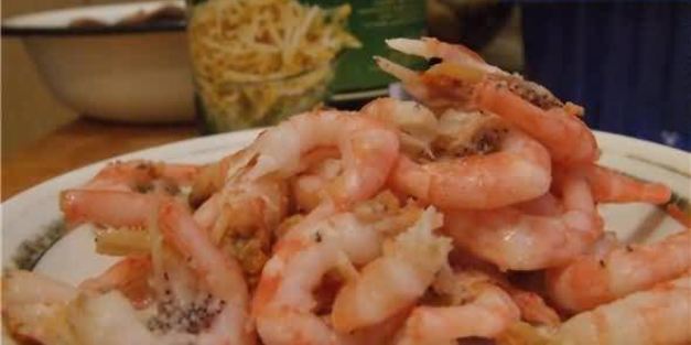 рисовая лапша с креветками, мидиями и овощами