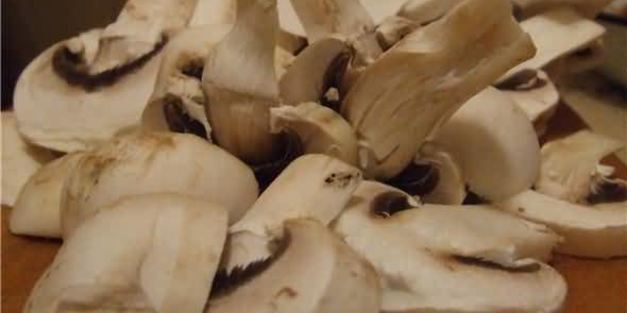 рисовая лапша с креветками, мидиями и овощами