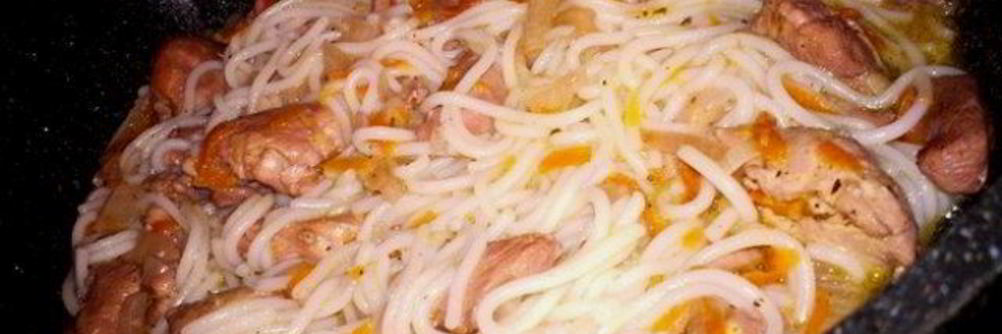 Рисовая лапша с куриным филе в винном соусе