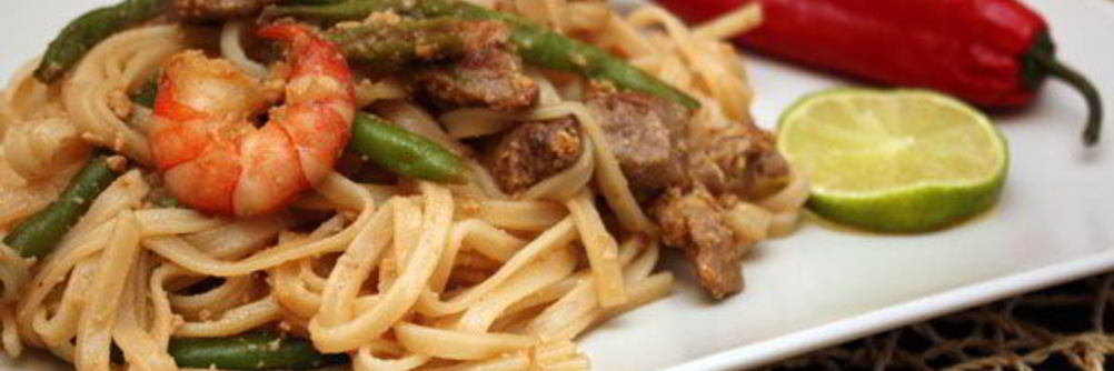 Рисовая лапша с мясом и креветками