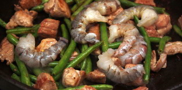 рисовая лапша с мясом и креветками