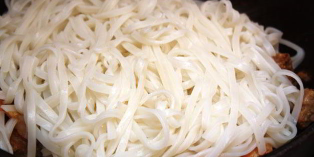 рисовая лапша с мясом и креветками