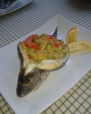 Дорада, фаршированная булгуром с овощами