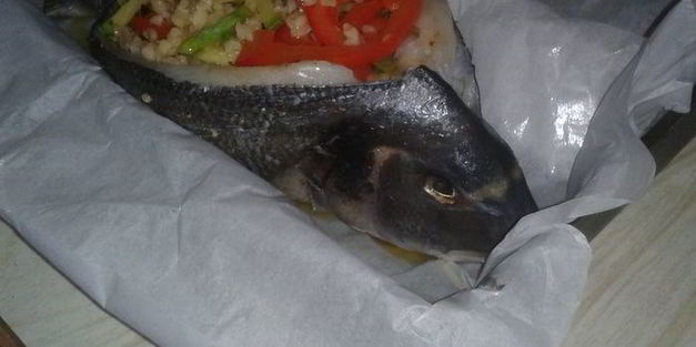 дорада, фаршированная булгуром с овощами