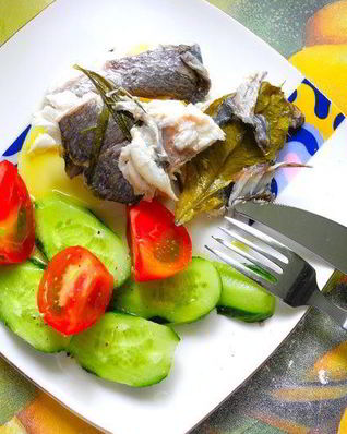 Дорада с солеными лимонами и средиземноморскими травами