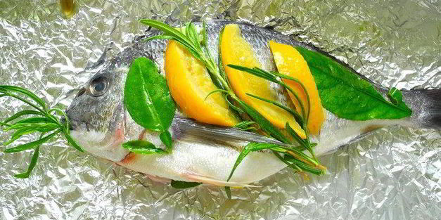 дорада с солеными лимонами и средиземноморскими травами