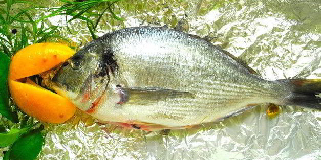 дорада с солеными лимонами и средиземноморскими травами