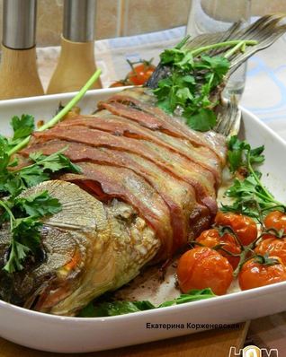 Фаршированная овощами рыба в шубке из бекона
