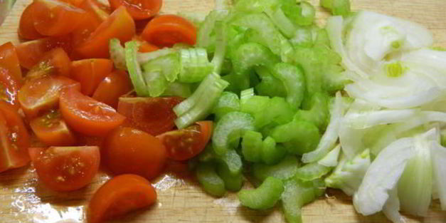 фаршированная овощами рыба в шубке из бекона