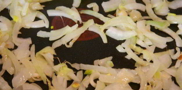 фаршированная овощами рыба в шубке из бекона