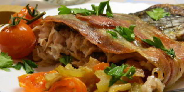 фаршированная овощами рыба в шубке из бекона