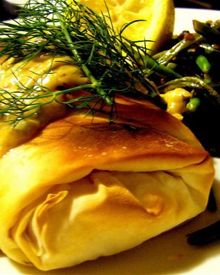 Филе палтуса в тесте фило под сливочным соусом