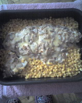 Филе рыбы, запеченное с грибами и кукурузой