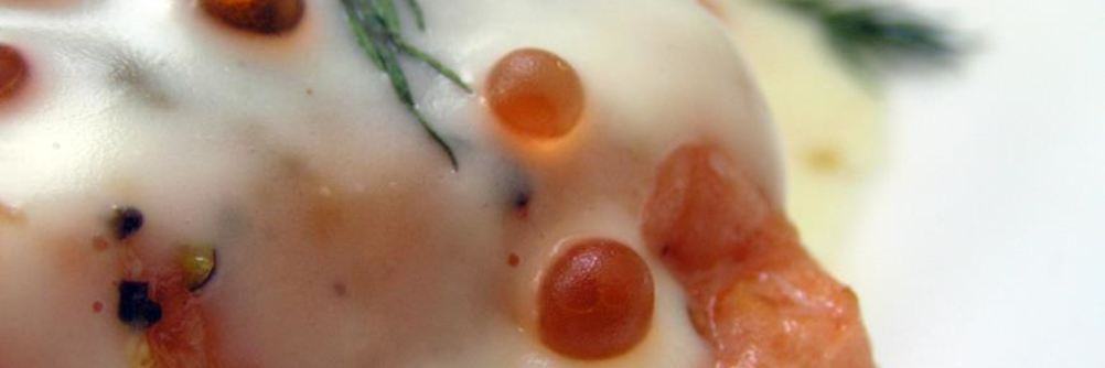 Форель под сливочным соусом с икрой