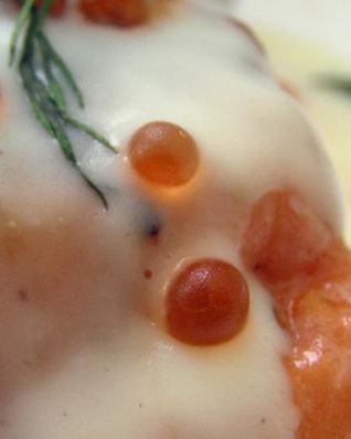 Форель под сливочным соусом с икрой