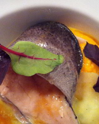 Форель речная с морковным пюре и яблочными равиоли