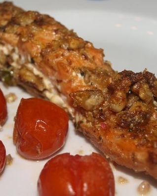 Форель с апельсиново-базиликовым соусом и орехами