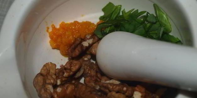 форель с апельсиново-базиликовым соусом и орехами