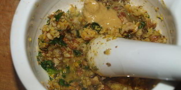 форель с апельсиново-базиликовым соусом и орехами