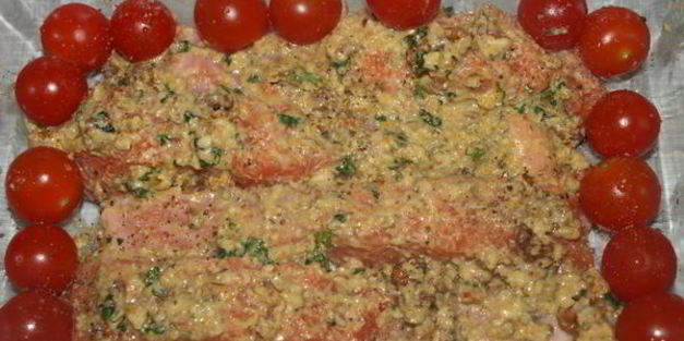 форель с апельсиново-базиликовым соусом и орехами